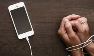 El Impuesto al Cerebro: Por qué tu móvil te hace más lento aunque no lo estés usando